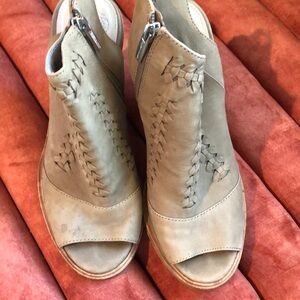 Vince Camuto Katri tan leather peep toe wedge braided detail stack heel 8.5